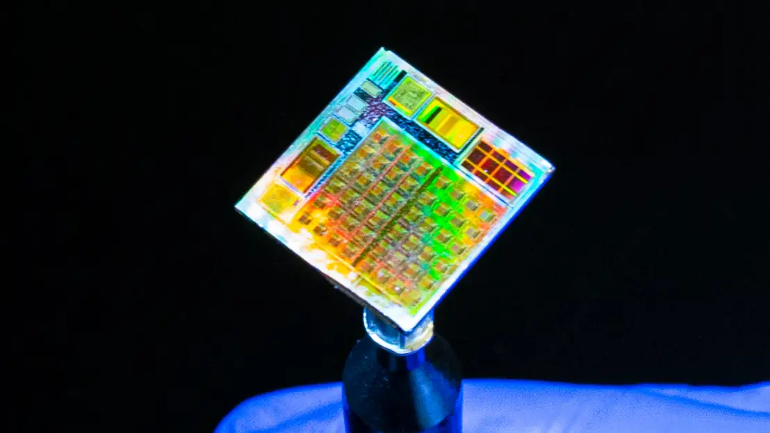 Crean un microchip con materiales 2D que podr&iacute;a utilizarse en redes neuronales para inteligencia artificial