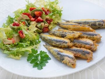 Receta fácil de anchoas con gabardina y ensalada, de Karlos Arguiñano