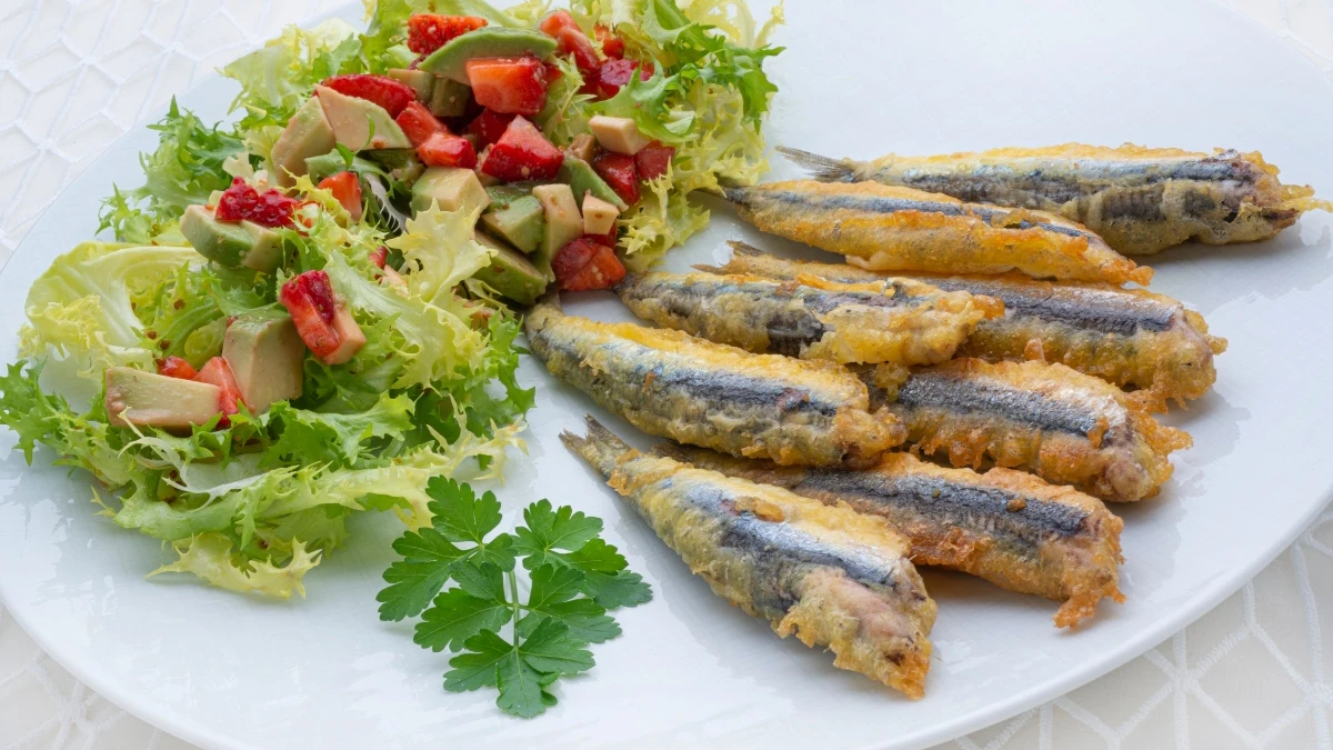 Receta fácil de anchoas con gabardina y ensalada, de Karlos Arguiñano Receta fácil de anchoas con gabardina y ensalada, de Karlos Arguiñano
