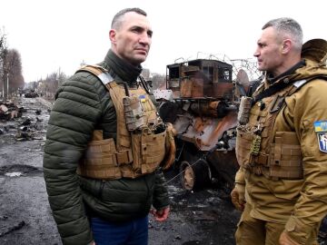 Los heramanos Klitschko, en el frente de la guerra en Ucrania