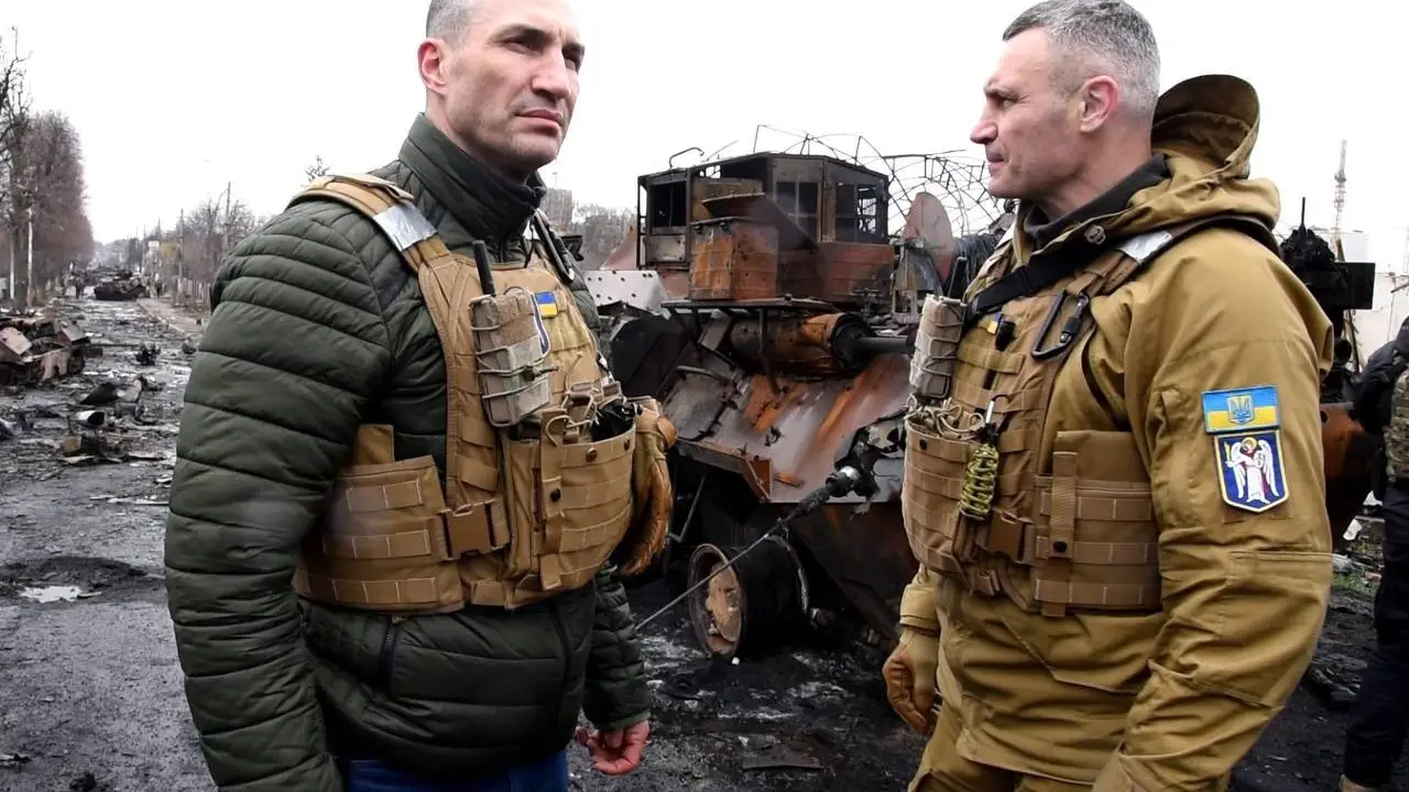 Los heramanos Klitschko, en el frente de la guerra en Ucrania