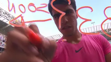 Carlos Alcaraz firma la cámara tras su victoria ante Tommy Paul Carlos Alcaraz firma la cámara tras su victoria ante Tommy Paul