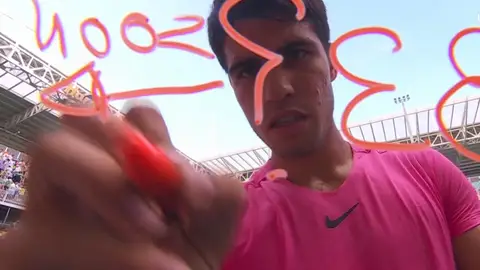 Carlos Alcaraz firma la cámara tras su victoria ante Tommy Paul Carlos Alcaraz firma la cámara tras su victoria ante Tommy Paul