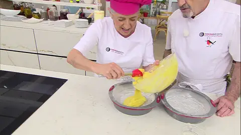 Reparte la mezcla en los 2 moldes Reparte la mezcla en los 2 moldes