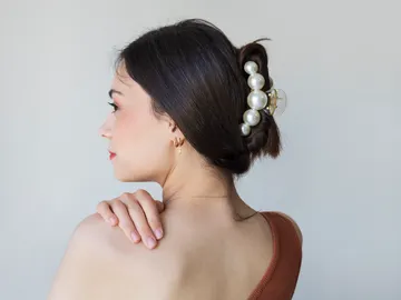 Chica con pinza en el pelo Chica con pinza en el pelo