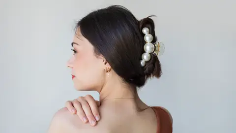 Chica con pinza en el pelo Chica con pinza en el pelo