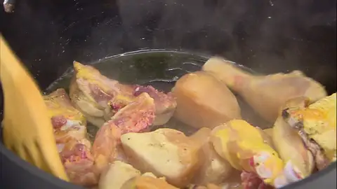 Introdúcelos en la cazuela y dóralos bien Introdúcelos en la cazuela y dóralos bien