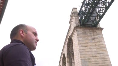 Un pastelero y un guardia civil evitan que un hombre se lance al vacío: 