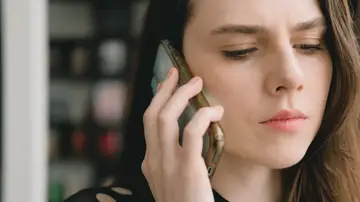 Una mujer habla por teléfono