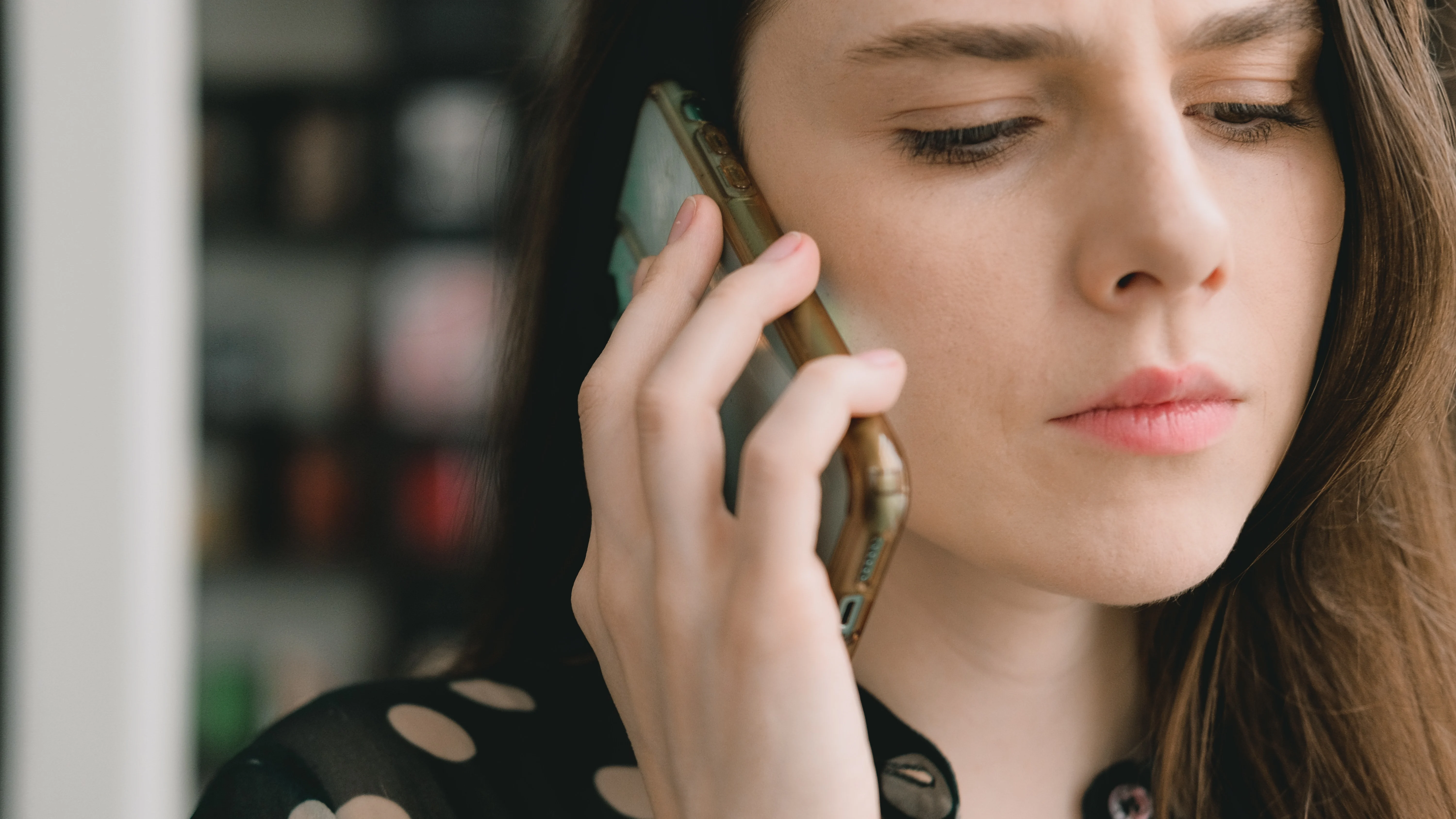 Una mujer habla por teléfono Una mujer habla por teléfono