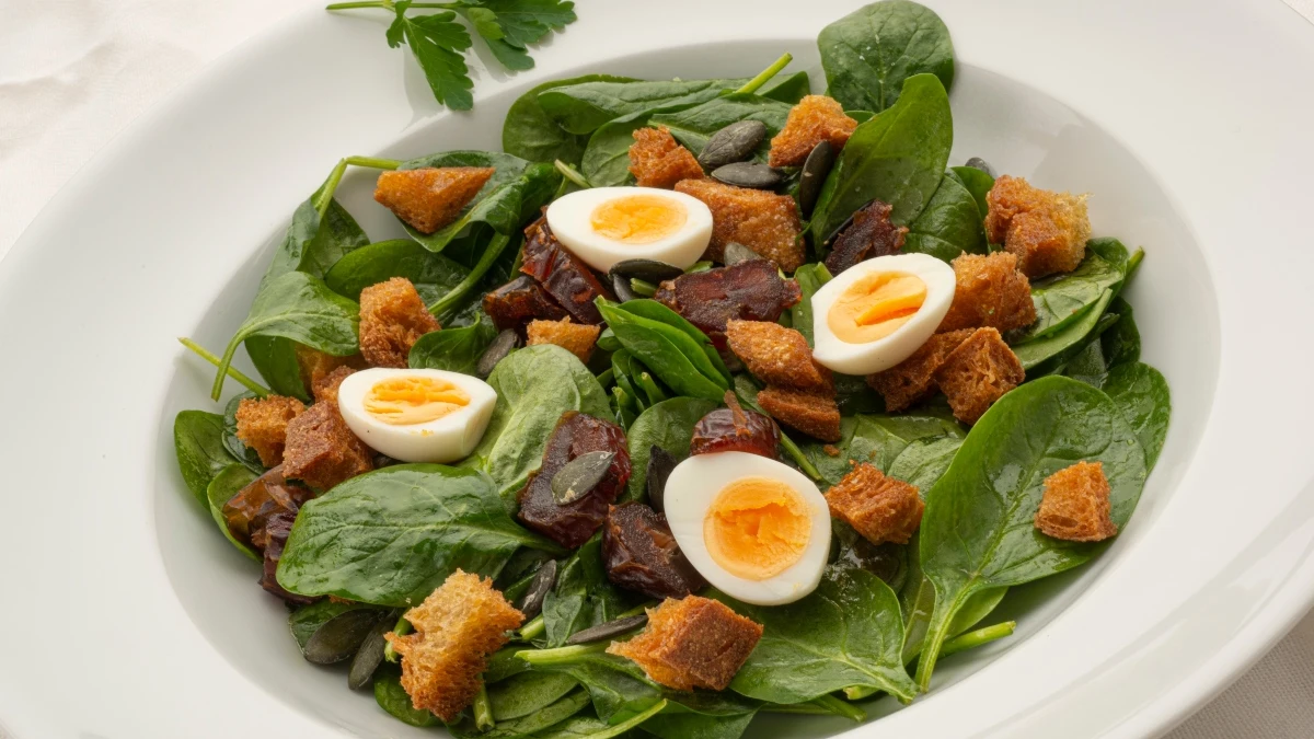 Mezcla perfecta de dulce y salado: ensalada de espinacas y dátiles de Karlos Arguiñano