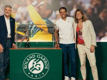 Rafa Nadal recibe una réplica de su estatua homenaje de Roland Garros