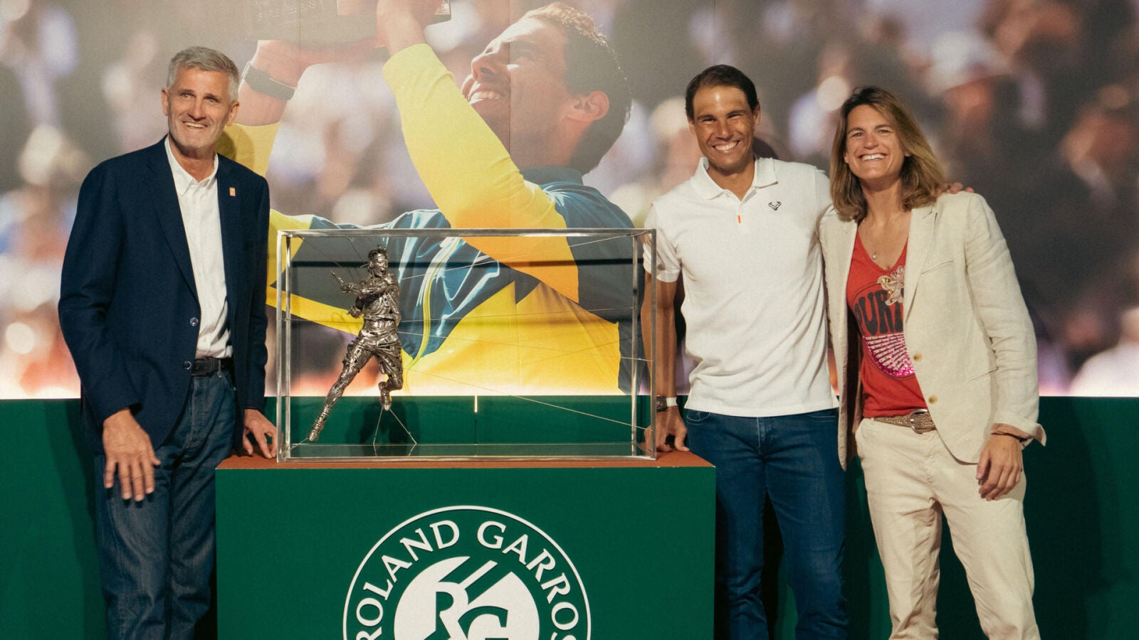 Una réplica de la estatua de Nadal en Roland Garros llega a su Academia en Manacor