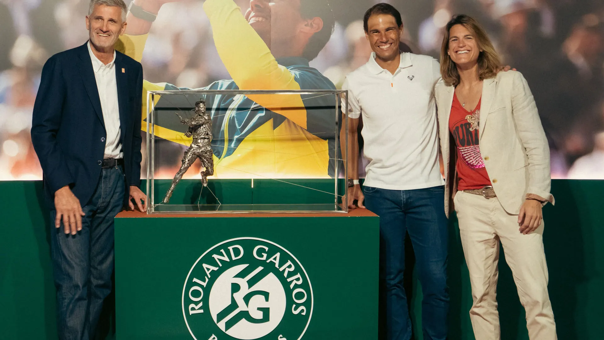 Rafa Nadal recibe una r&eacute;plica de su estatua homenaje de Roland Garros