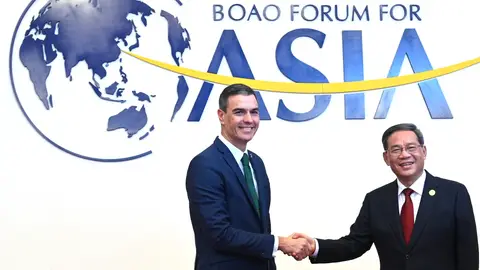 Sánchez saluda al primer ministro chino, Li Qiang, durante el Foro Económico de Boao. Sánchez saluda al primer ministro chino, Li Qiang, durante el Foro Económico de Boao.