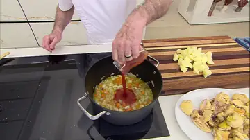 Agrega la salsa de tomate