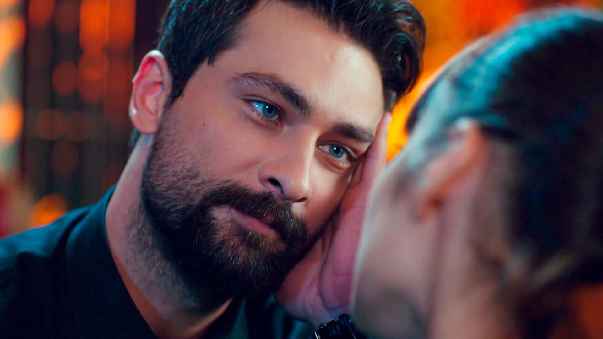 Zeynep y Alihan&hellip; &iexcl;A punto de volver a besarse en la discoteca!