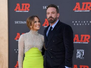 Jennifer Lopez y Ben Affleck en el estreno de la película del actor 'Air'