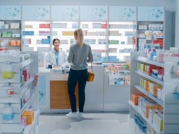 Una mujer en una farmacia