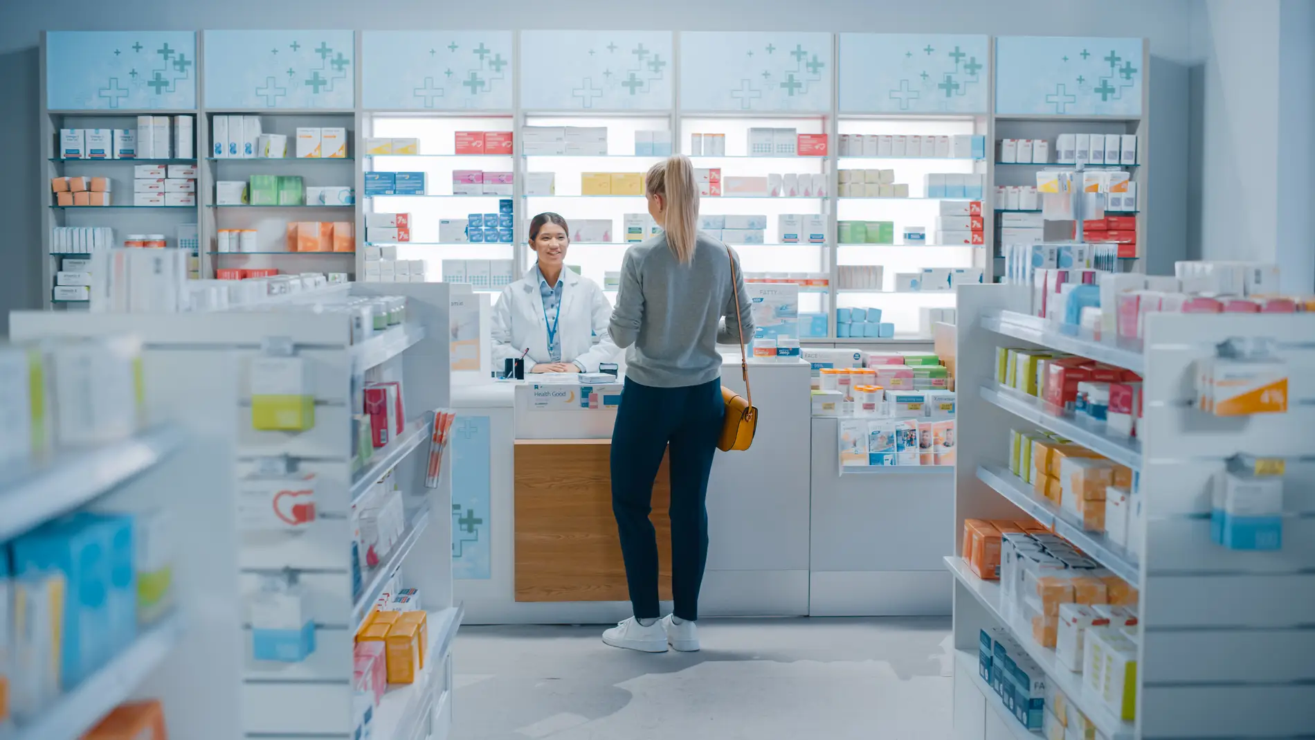 Una mujer en una farmacia
