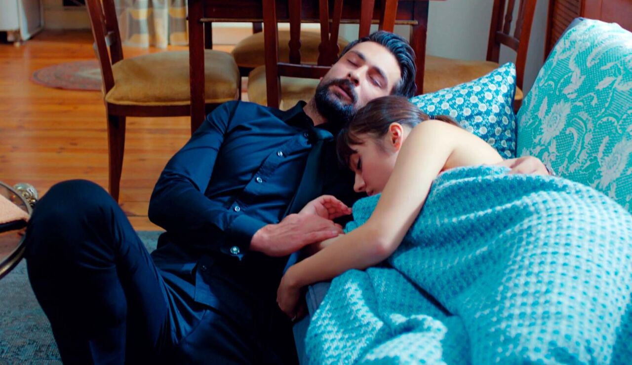 ¡Pillados! Halit y Yildiz encuentra a Alihan y Zeynep juntos en el sofá