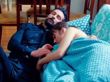 ¡Pillados! Halit y Yildiz encuentra a Alihan y Zeynep juntos en el sofá