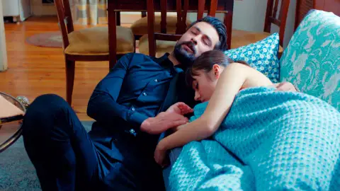 ¡Pillados! Halit y Yildiz encuentra a Alihan y Zeynep juntos en el sofá ¡Pillados! Halit y Yildiz encuentra a Alihan y Zeynep juntos en el sofá