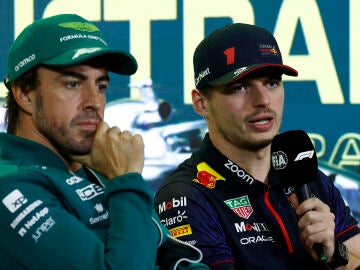 Max Verstappen y Fernando Alonso en la rueda de prensa de la FIA en Melbourne
