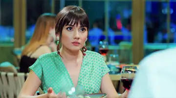 ¡Cena de cuatro!: Alihan y Zeynep explican qué relación tienen a Halit y Yildiz