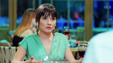 ¡Cena de cuatro!: Alihan y Zeynep explican qué relación tienen a Halit y Yildiz