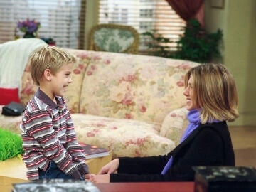 Cole Sprouse y Jennifer Aniston como Ben Geller y Rachel Green en 'Friends'