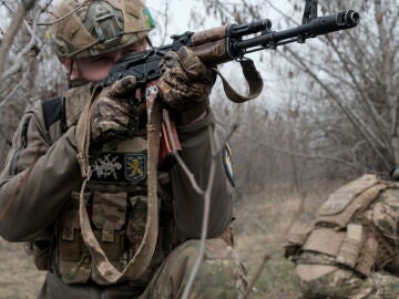 Un militar ruso con un arma en el frente