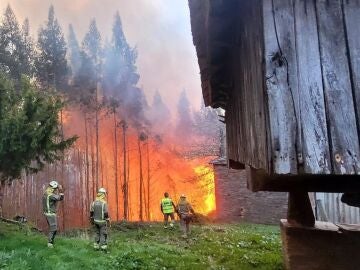 Imagen de archivo de los bomberos luchando contra las llamas en un incendio forestal en Galicia