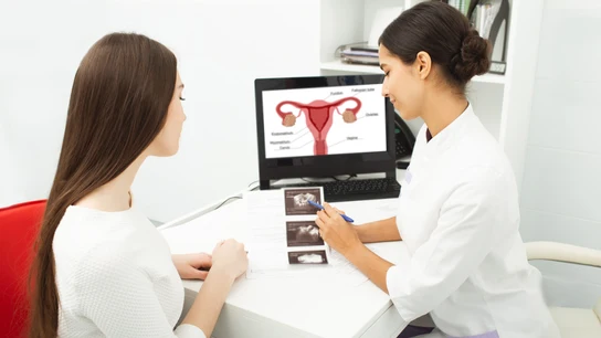 Una mujer en la consulta de su ginecóloga Una mujer en la consulta de su ginecóloga
