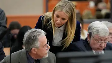 Gwyneth Paltrow y Terry Sanderson tras saber la sentencia por el juicio del accidente de esquí