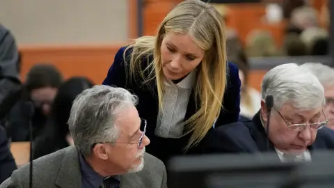 Gwyneth Paltrow y Terry Sanderson tras saber la sentencia por el juicio del accidente de esquí Gwyneth Paltrow y Terry Sanderson tras saber la sentencia por el juicio del accidente de esquí