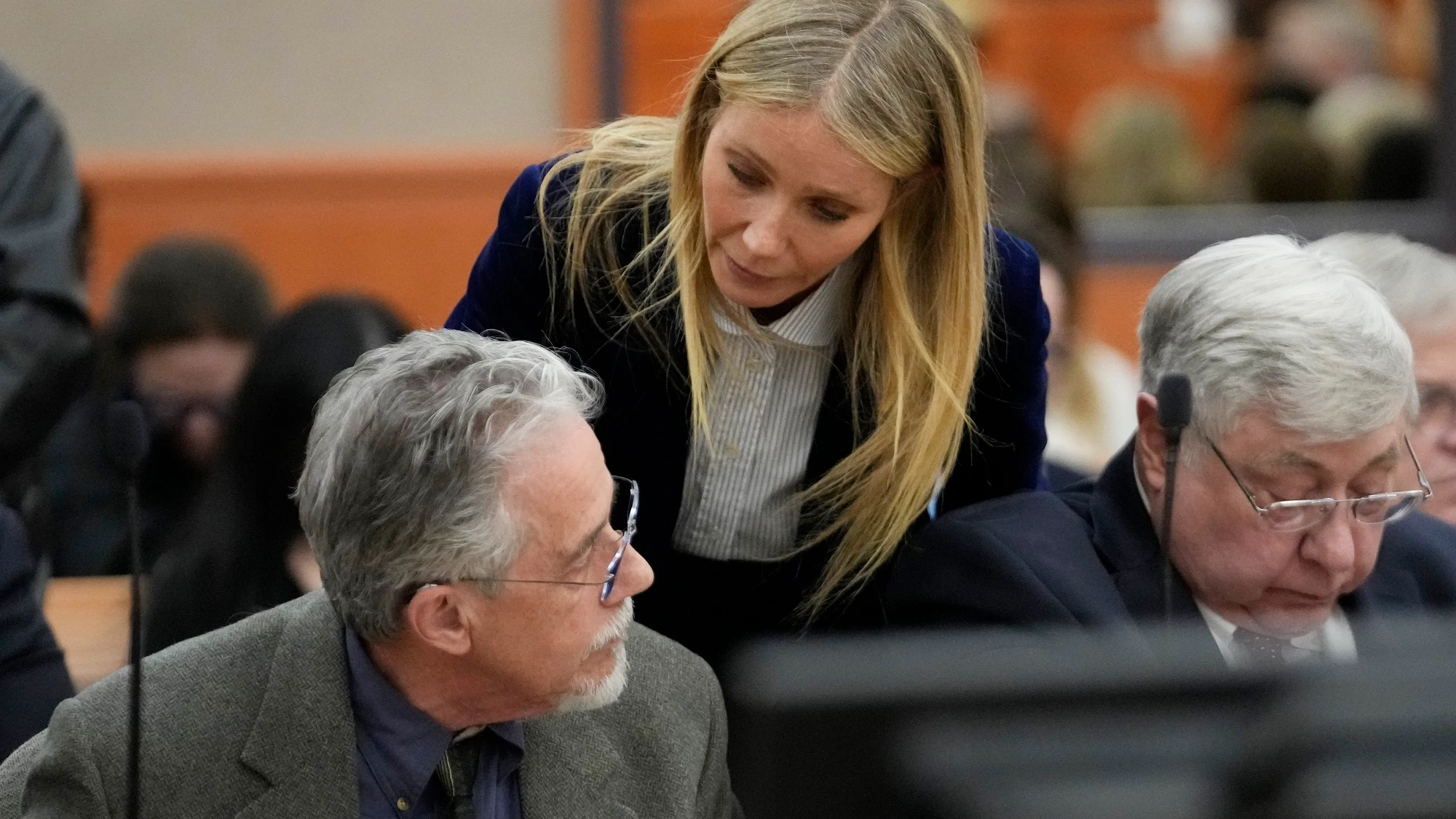 Gwyneth Paltrow y Terry Sanderson tras saber la sentencia por el juicio del accidente de esquí Gwyneth Paltrow y Terry Sanderson tras saber la sentencia por el juicio del accidente de esquí