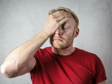 Hombre que demuestra sorpresa Hombre que demuestra sorpresa