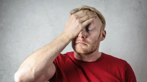 Hombre que demuestra sorpresa Hombre que demuestra sorpresa