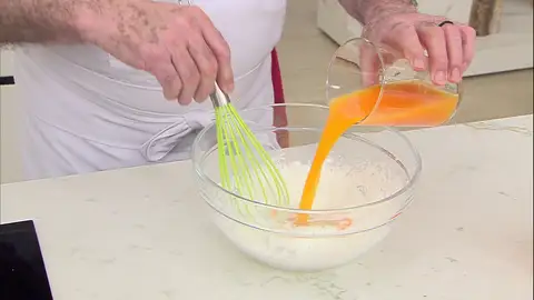 Vierte un poco del zumo de mandarina y remueve los ingredientes Vierte un poco del zumo de mandarina y remueve los ingredientes