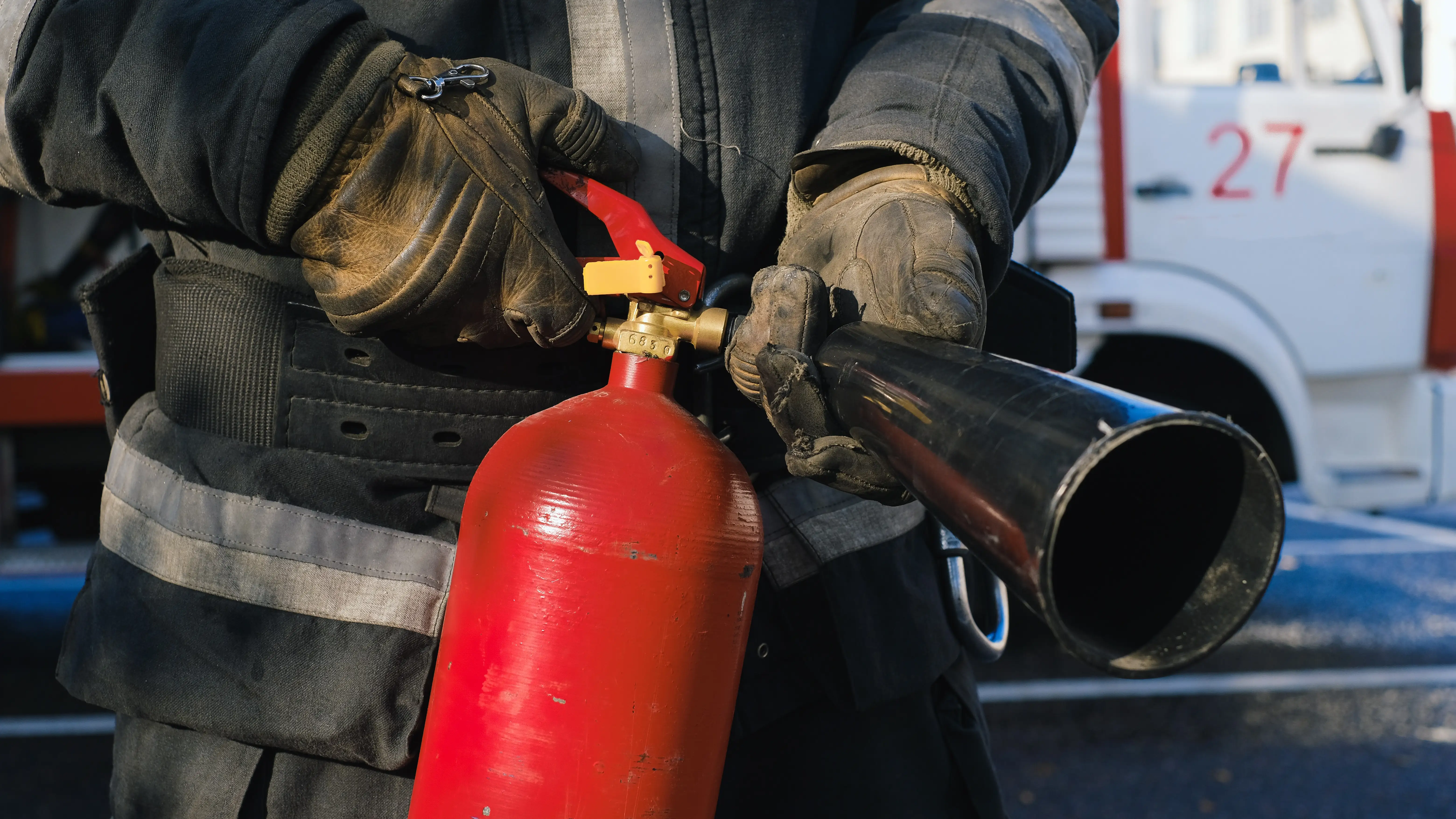 Bombero sosteniendo un extintor