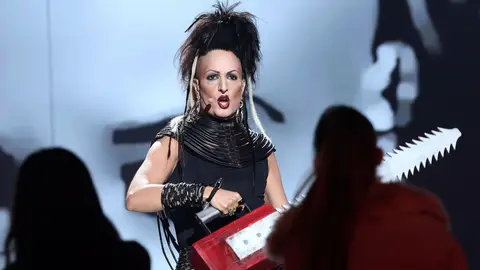 Un ochentero Josie coge la motosierra de Alaska como ‘La funcionaria asesina’ Un ochentero Josie coge la motosierra de Alaska como ‘La funcionaria asesina’