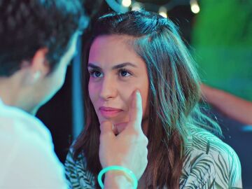 Lila pide permiso para quedarse m&aacute;s tiempo en la fiesta del chico le que gusta&hellip; &iexcl;Y le dicen que no!