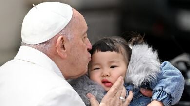 Mejora el estado de salud del papa Francisco: mañana saldrá del hospital 