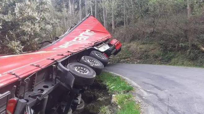 Cami&oacute;n volcado en As Pontes