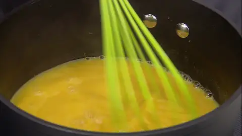 Pasa la mezcla a un cazo y ponla a calentar Pasa la mezcla a un cazo y ponla a calentar