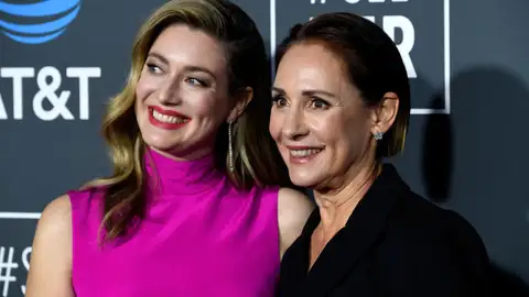 Laurie Metcalf y Zoe Perry son madre e hija Laurie Metcalf y Zoe Perry son madre e hija