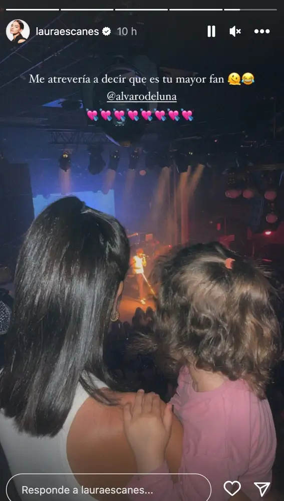 Laura Escanes, con su hija Roma en el concierto de su novio Álvaro de Luna