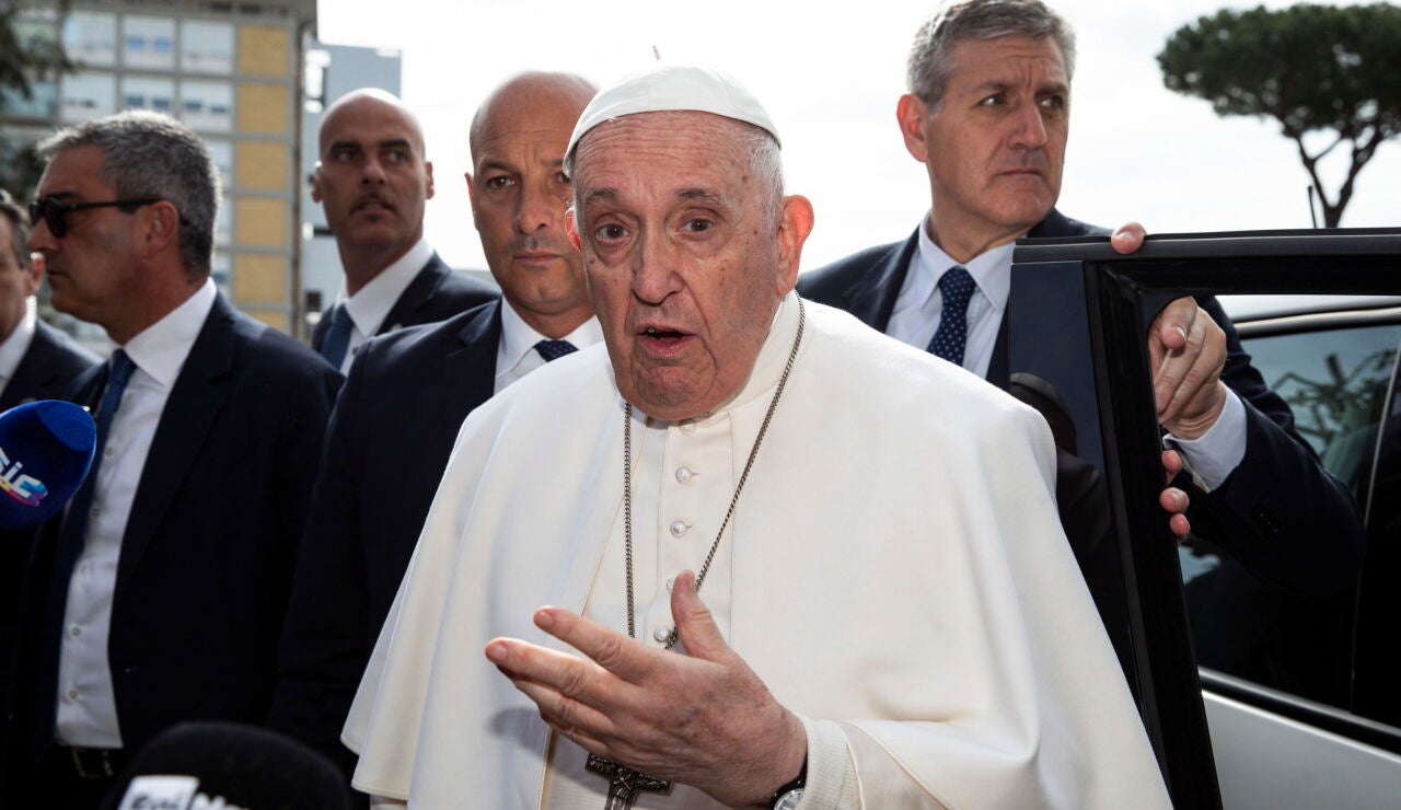 El papa Francisco sale del hospital tras tres noches ingresado con bronquitis.