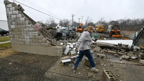 Una mujer pasa frente a un negocio destruido tras un tornado en Belvidere, Illinois, EEUU Una mujer pasa frente a un negocio destruido tras un tornado en Belvidere, Illinois, EEUU